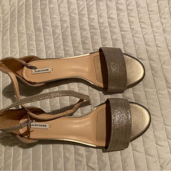 Alex Marie Gold shimmery wedges - Picture 2 of 4